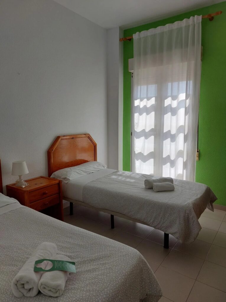 hostal en Melilla con habitaciones privadas y baño